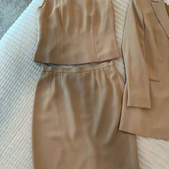 Beautiful brand new suit - Picture 6 of 7